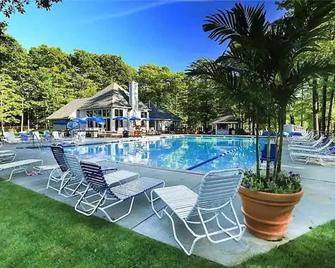 Hidden Valley Condo at Resort- Walk to Slope, Golf, Hike - Somerset - Pool