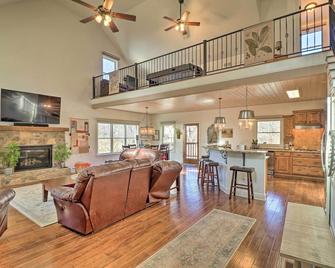 Riverfront Heber Springs Home: Spacious Deck! - Heber Springs - Wohnzimmer