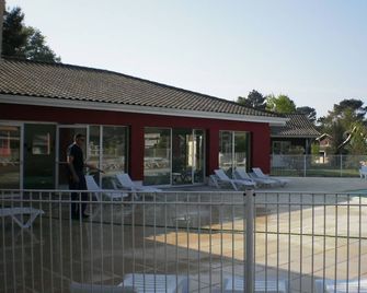 6 People In A Pedestrian Residence And Swimming Pools - Arès - Pool
