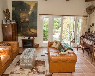 Adorable Cozy Studio - Stinson Beach - Living room
