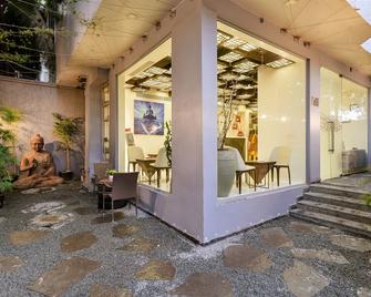 Dragonfly Hotel - The Art Hotel - Mumbai - Patio