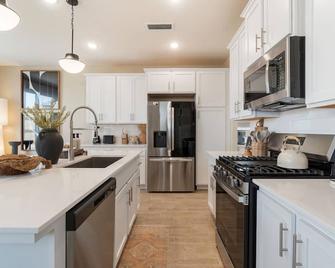 'Luxurious Retreat in This Stunning Furnished Home located in Riverstone' - Madera - Keuken