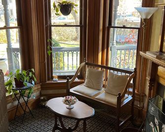 Gable House Bed and Breakfast Inn - 杜蘭戈(科羅拉多州) - 客廳