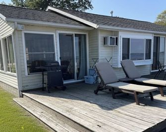 North View Cabins #3 - 2Bed/1Ba Direct Waterfront Cabin on Houghton Lake! - Prudenville - Patio