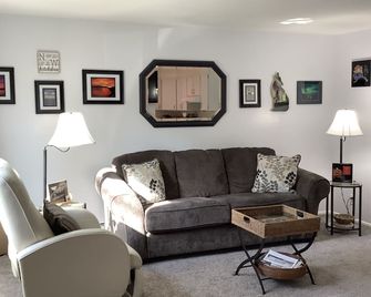 Town / Park District Suite Dreams Inn Ketchikan - Ketchikan - Wohnzimmer