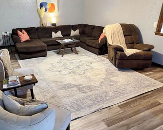 Discover Enid - Centrally Located Beautiful Brick Home - Enid - Huiskamer