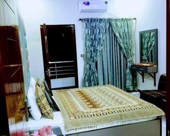 Bnb Royal Galaxy Hotel - Karachi - Bedroom