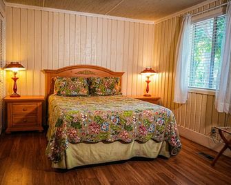 Relax on your screened in porch in this pet friendly chalet! - Pine Mountain - Bedroom