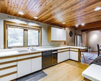 Wildlife Retreat in the Forest - Becket - Kitchen