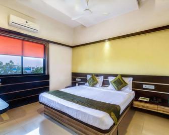 Treebo Trip Golden Treat - Indore - Camera da letto
