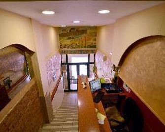 Electra Hotel Piraeus - Piraeus - Hallway