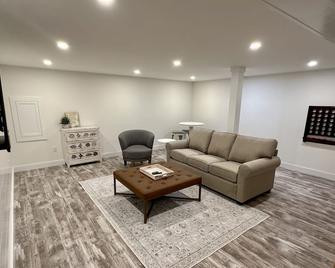 NEW! Renovated Family-Friendly Vineyard Haven Home, Close to town! - Vineyard Haven - Sala de estar