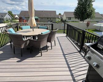 Luxurious Green Bay Retreat: Minutes from Lambeau Field - De Pere - Balcony