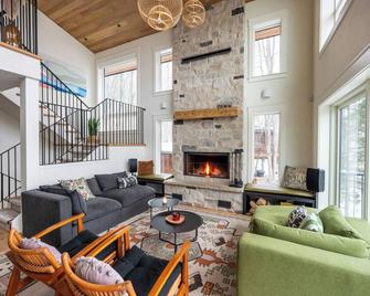 Beaver Valley Chalet For Summer, Spring & Fall – Sauna, Hot Tub, 4br/7 Beds, 3ba - Markdale - Living room