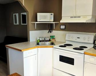 Skimmerhorn Inn - Creston - Kitchen