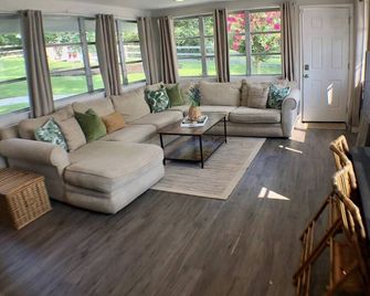 Lakefront Cabin on Lake Greenwood - Greenwood - Living room