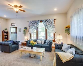Central Chanute Historic Home with Porch! - Chanute - Вітальня