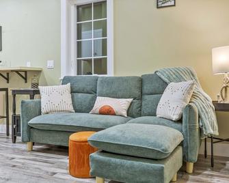 Secluded Bungalow Near Acadia And Bar Harbor -Private, Pet Friendly, Bbq Grill, Huge Yard - Ellsworth - Living room