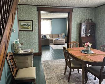 Cozy home one block from shopping and dining in downtown Rockville - Rockville - Essbereich