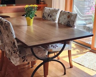 Lakefront retreat directly on White Bear Lake. Lake Views, 3-bedroom. - White Bear Lake - Dining room