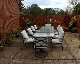 Charming and spacious guesthouse in the lovely hills of Manchester, Georgia. - Manchester - Patio