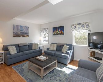 Pvt Beach Access + Kayak, Roof Deck, Fire Pit - Falmouth - Living room