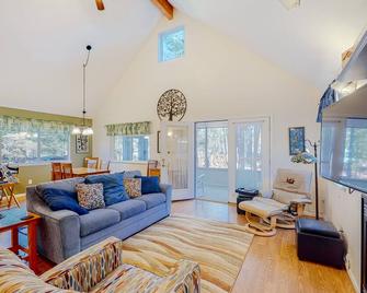 Uncle Warren's Retreat - Glen Arbor - Living room