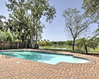 Private Pool: Lakefront Harlingen Home - Harlingen - Zwembad