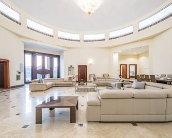 Luxurious 9BR Villa w/ Farm & Mountain View, Sharm by Deluxe Holiday Homes - Fudschaira - Lobby