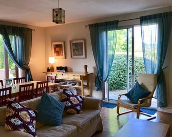Secluded villa with garden pool\nBeautiful picturesque\nvillage - Soubès - Sala de estar