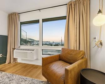 Harbor Views 2 - Walkable in the Heart of Auke Bay - Juneau - Living room