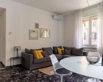 Everyday Apartments Corte Petroni - Bologna - Stue
