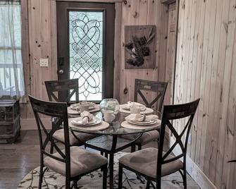 Secluded cabin just 2.5 miles from Troy University - Troy - Dining room
