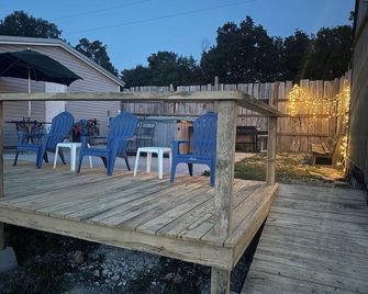 The Little Sugar Shack, a rustic tiny cabin with hot tub access & fiery sunsets! - Jane - Patio