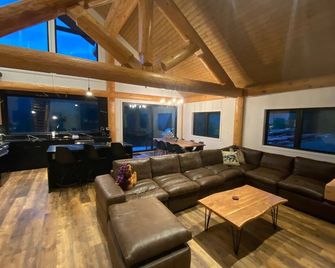 Timberwolf A- New Luxury Lodge Hot Tub Games Room - Agassiz - Living room