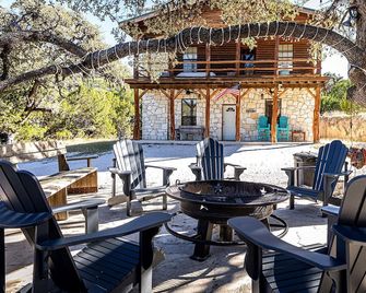 Leakey River Rental, relax in the peaceful hill country or cool off in the river - Leakey - Patio