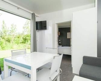 Bungalow close to the beach 4 persons free Wifi and dog welcome - Sint Maartensbrug - Comedor