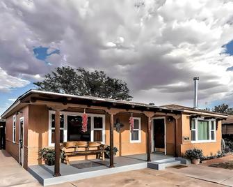 Pet-Friendly Clovis Home Yard, Pergola and Hot Tub - Clovis - Building