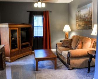 Dartt's Park 1 Bed, 1 Bath. Nicer - Apt 1 - Owatonna - Living room
