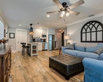 The Carlton 3 min walk to Downtown Mt. Dora!! - Mount Dora - Living room