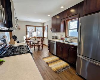 In The Woods A wooded retreat within the city. - Eau Claire - Kitchen