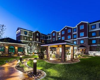 Equipped King Suite Near Downtown | Free Daily Breakfast + Indoor Pool - Bismarck - Edificio