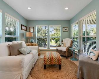Waterfront Pass Christian Home w/ Bay Access! - Pass Christian - Living room