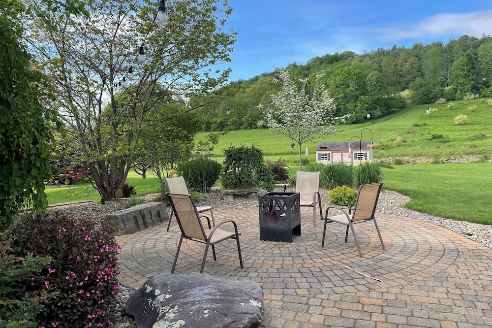 20 minutes from Penn State! Private entrance, cozy living space.