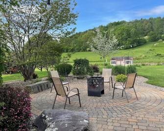 20 minutes from Penn State! Private entrance, cozy living space. - Julian - Patio