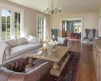 5 Star Accommodation Meets Farm Life #hartlandhillfarm - Hartland - Living room