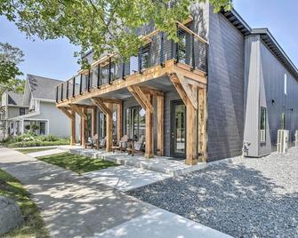 Elkhart Lake Townhome, Mins to Road America! - Elkhart Lake - Building
