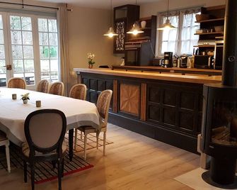 House nest in the forest, near castel Compiègne, Pierrefonds and Chantilly - Saint-Jean-aux-Bois - Restaurant