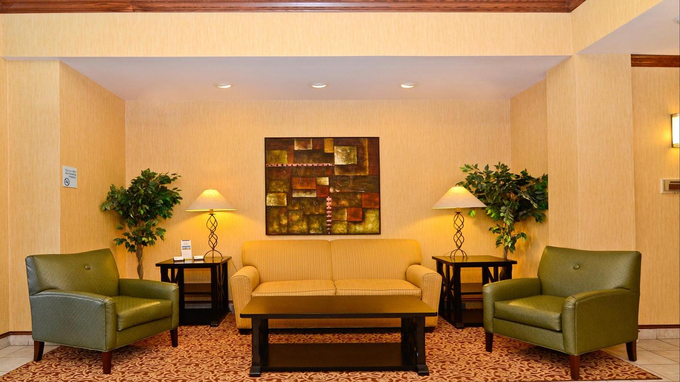 Holiday Inn Express & Suites Fort Atkinson