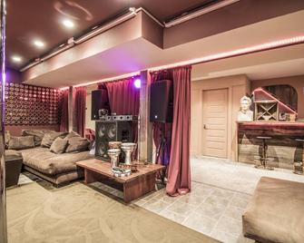 9br Sag Harbor Private W/ Pool-Tennis- B-Ball- Hottub - Sag Harbor - Sala de estar